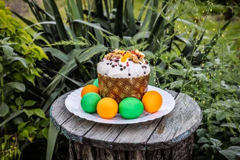 Easter cake and eggs on the old wooden table. Foto stock