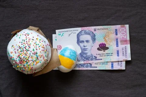 Easter cake and two hundred hryvnia bills and an egg with the flag of Ukrai.. Stock Photos