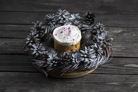 Easter cake with colored eggs on a dark wooden background in the center of .. Foto stock