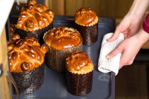 Easter cake. The confectioner pulls out baked Easter cakes from the ovens 스톡 사진