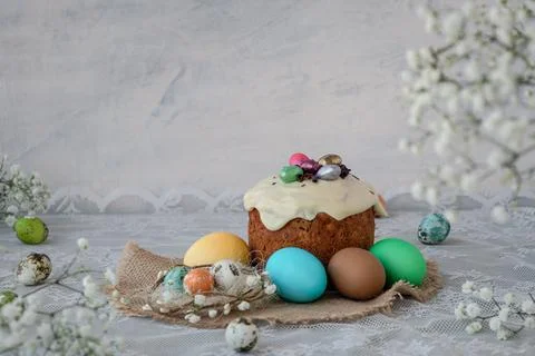 Easter cake decorated with chocolate eggs, colored eggs on a lace white tab.. Foto stock