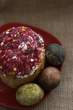 Easter cake with Easter eggs in a red plate on a table, top view 库存照片