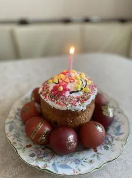 Easter cake with eggs on a platter 库存照片