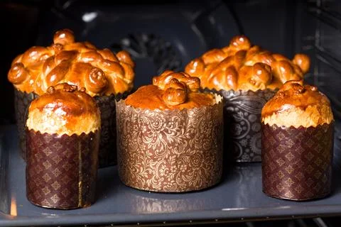 Easter cake. Freshly baked Easter pies in hot oven 스톡 사진