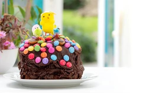 Easter cake by garden window. Fun kids chocolate cake. Foto stock