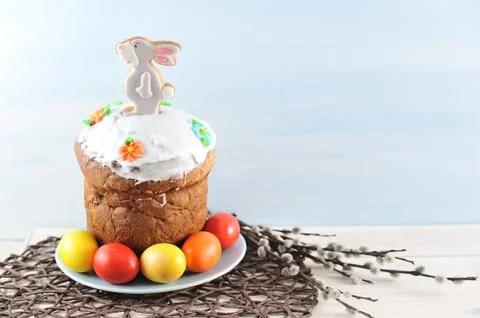 Easter cake with a hare figure, painted Easter eggs, pussy-willow branches Stock Photos