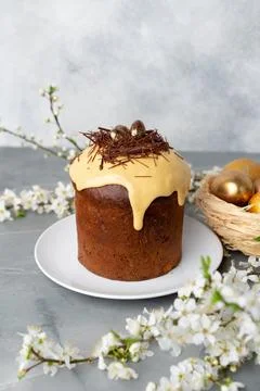 Easter cake with nest decor on gray background Stock Photos