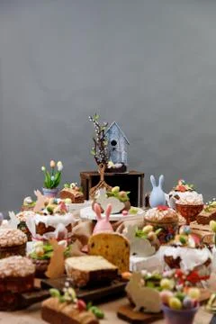 Easter cake orthodox sweet bread kulich and colorful chocolate eggs on festive 스톡 사진