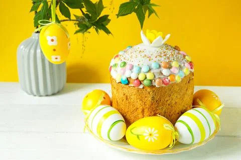 Easter cake with painted eggs on a platter in a white table. Traditional fest Foto stock