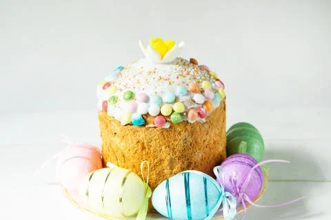 Easter cake with painted eggs on a platter in a gray interior. Traditional fe Foto stock