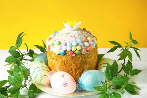Easter cake with painted eggs on a platter in a white table. Traditional fest Foto stock