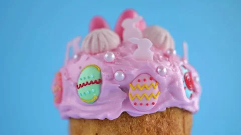 Easter cake on a pink ceramic stand on a blue background. Stock-Footage 297297304