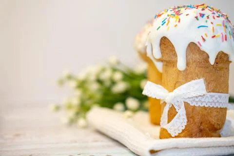 Easter cake, with a porcelain rabbit in the background, on a white table. Sel Stock Photos