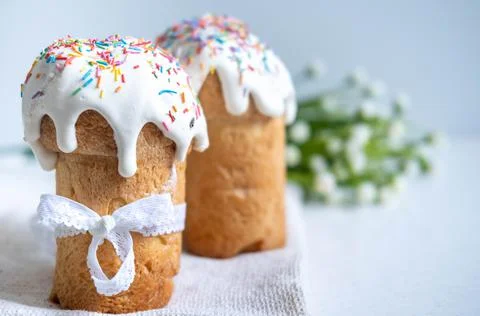 Easter cake, with a porcelain rabbit in the background, on a white table. Sel Stock Photos