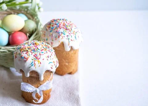 Easter cake, with a porcelain rabbit in the background, on a white table. Sel Stock Photos