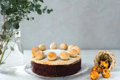 Easter cake simnel for breakfast on a grey background. Foto stock