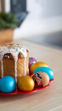 Easter cake surrounded by eggs painted in different colors Foto stock