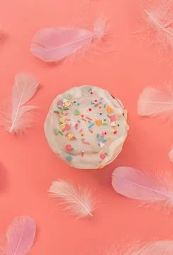 Easter cake surrounder with feathers top view flat lay Foto stock