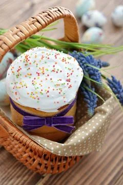 Easter cake in wicker basket Stock Photos