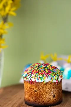 Easter cake on a yellow, light green background and yellow spring flowers. ea Stock Photos