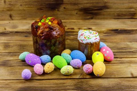 Easter cakes and easter eggs on a wooden table Foto stock