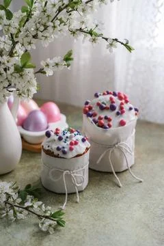 Easter cakes and painted Easter eggs on the table by the window. Easter tra.. Foto stock