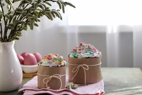 Easter cakes and painted Easter eggs on the table by the window. Easter tra.. Foto stock