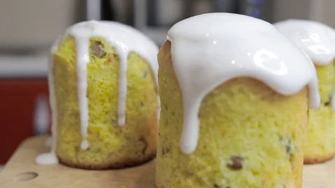 Easter cakes drenched with white glaze closeup. Stock Footage 128567004