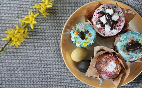 Easter cakes on the table decorated with flowers. Happy Easter. Homemade cake Stock Photos