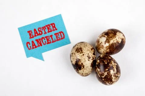 Easter canceled. Colored easter eggs and blue speech bubble Foto stock