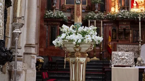 Easter Candle with Cross, Lamb, and Floral Decorations Video stock 300279079