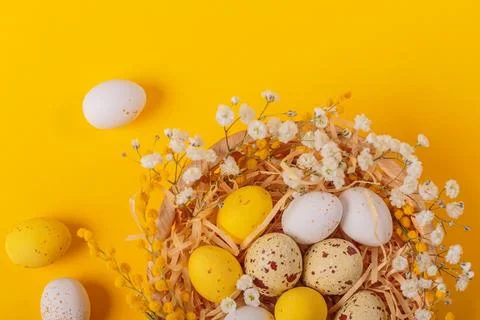 Easter candy chocolate eggs and almond sweets lying in a bird's nest Foto stock