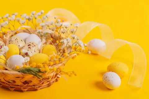 Easter candy chocolate eggs and almond sweets lying in a bird's nest Foto stock