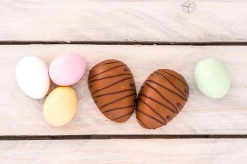 Easter candy eggs on a wooden table Foto stock
