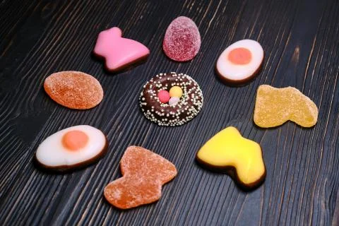 Easter candy in the form of a rabbit made of marmalade and chocolate eggs on  Foto stock