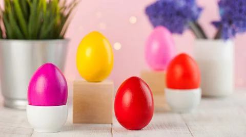 Easter card. Colorful Easter eggs on the background of a bouquet of flowers. Foto stock