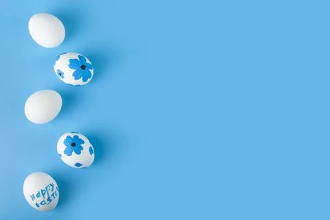 Easter card design. Easter eggs decorated flowers on blue background. Foto stock