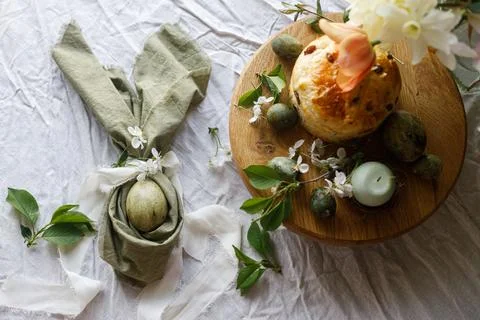 Easter celebration. Stylish green easter eggs in bunny ears napkin, easter .. 库存照片