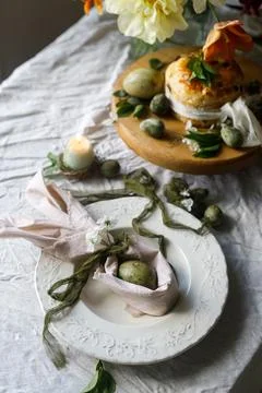 Easter celebration. Stylish green easter eggs in bunny ears napkin, easter .. 스톡 사진