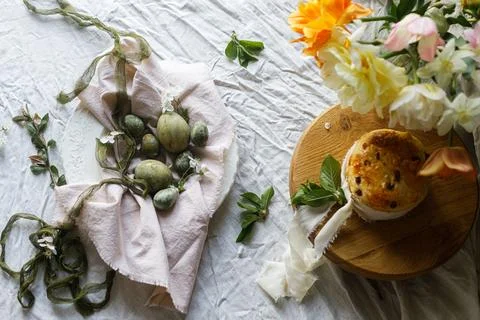 Easter celebration. Stylish green easter eggs, easter bread and cherry blos.. Stockfoto's