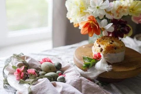 Easter celebration. Stylish green easter eggs, easter bread and cherry blos.. Stockfoto's