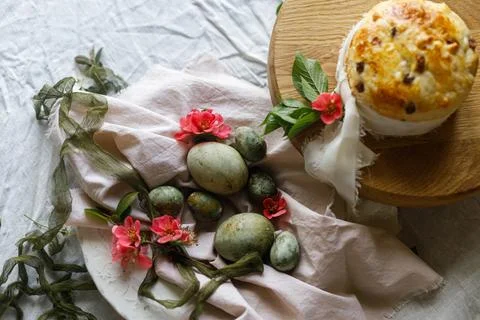 Easter celebration. Stylish green easter eggs, easter bread and cherry blos.. 库存照片