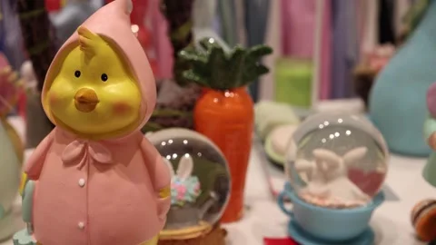 Easter chick figurine in pastel decor Vídeo Stock 332331568