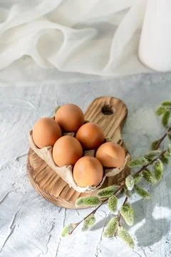 Easter chicken eggs on the table and willow, Foto stock