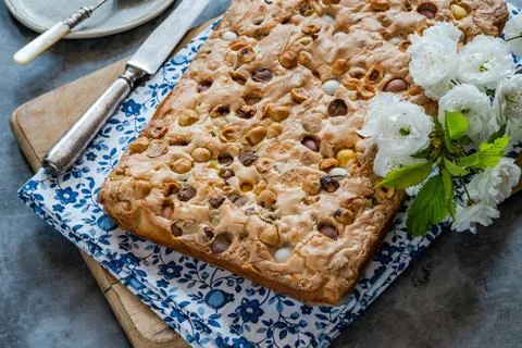 Easter chocolate egg traybake Foto stock