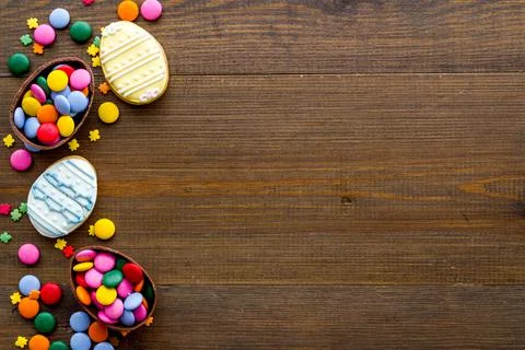 Easter chocolate eggs and sweets, top view Foto stock