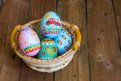 Easter colored eggs in the nest Stock-Fotos
