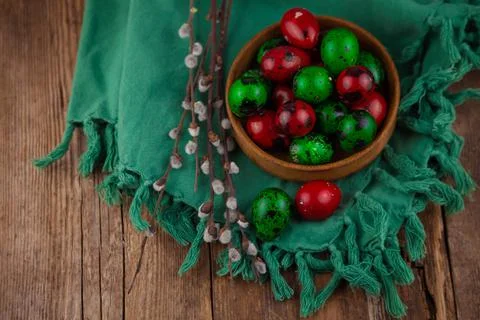 Easter colored eggs. Quail egg of green and red color on a wooden background Foto stock