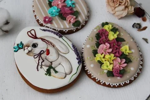 Easter colored gingerbread in the shape of an egg with a rabbit and flowers d Stock Photos