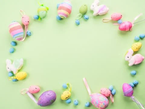 Easter colorful decor flat lay frame on green pastel Foto stock